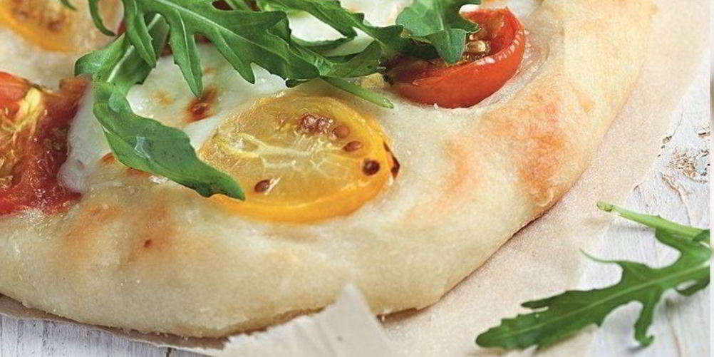 Рецепт пицца с черри, моцареллой и рукколой
