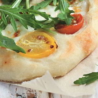 Пицца с черри, моцареллой и рукколой