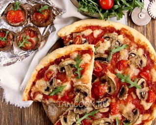 Пицца с грибами и сыром