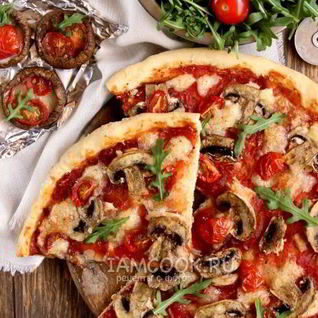 Пицца с грибами и сыром