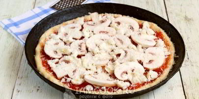 пицца с грибами и сыром