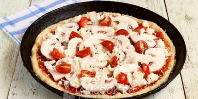 пицца с грибами и сыром
