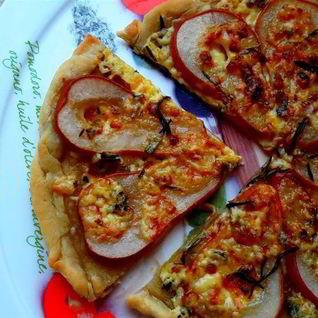 Пицца с грушей и горгонзолой