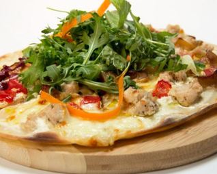 Пицца с индейкой и белыми грибами со свежим салатом