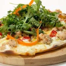 Рецепт Пицца с индейкой и белыми грибами со свежим салатом