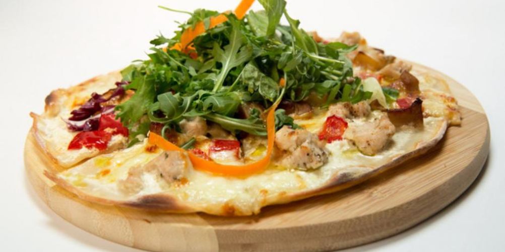 Рецепт пицца с индейкой и белыми грибами со свежим салатом