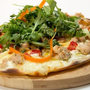 Пицца с индейкой и белыми грибами со свежим салатом