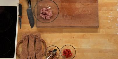 пицца с индейкой и белыми грибами со свежим салатом