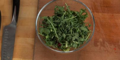 пицца с индейкой и белыми грибами со свежим салатом