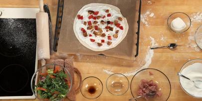 пицца с индейкой и белыми грибами со свежим салатом