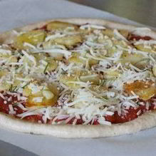 Рецепт Пицца с индейкой, сардельками и яйцом