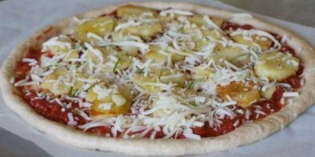 Рецепт пицца с индейкой, сардельками и яйцом
