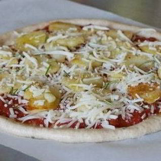 Пицца с индейкой, сардельками и яйцом