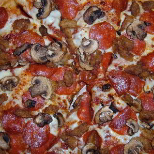 Пицца с колбасой и грибами