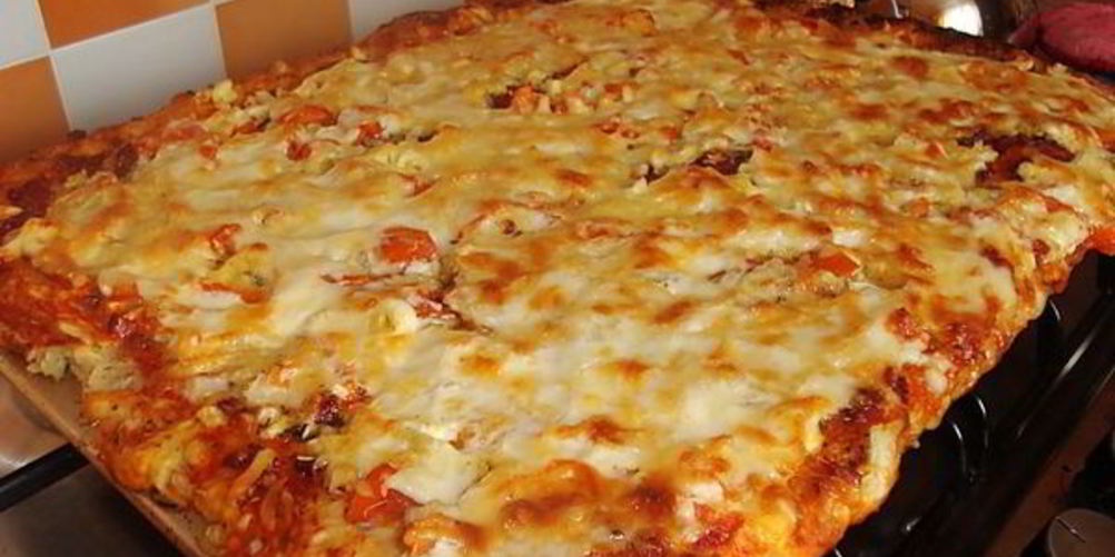 Рецепт пицца с колбасой, сыром и грибами в духовке