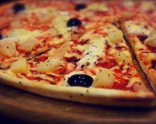 Пицца с копченой курицей и ананасами