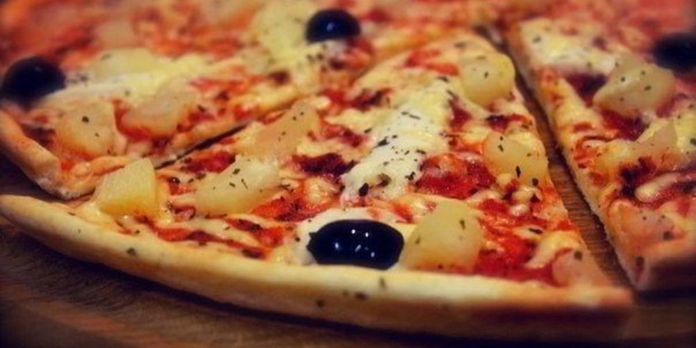 Рецепт пиццы с копченого курицея и ананасами