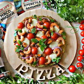 Пицца с морепродуктами на основе из брокколи