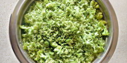 пицца с морепродуктами на основе из брокколи