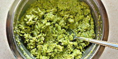 пицца с морепродуктами на основе из брокколи