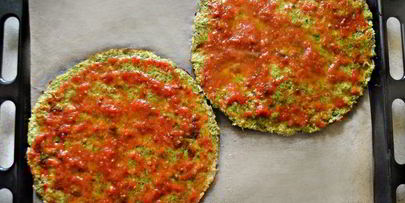 пицца с морепродуктами на основе из брокколи