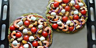 пицца с морепродуктами на основе из брокколи