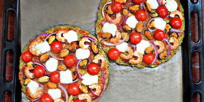 пицца с морепродуктами на основе из брокколи