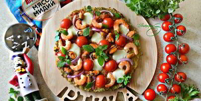 пицца с морепродуктами на основе из брокколи