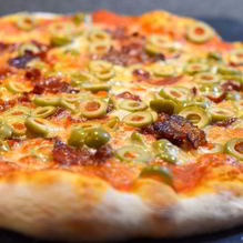 Рецепт Пицца с оливками и колбасой