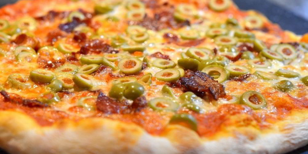 Рецепт пицца с оливками и колбасой