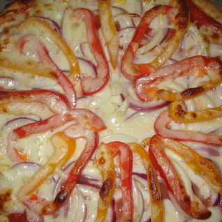 Пицца с перцем и помидорами