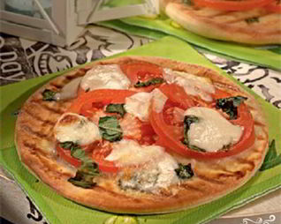 Пицца с помидорами и моцареллой