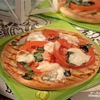 Пицца с помидорами и моцареллой