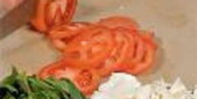 пицца с помидорами и моцареллой