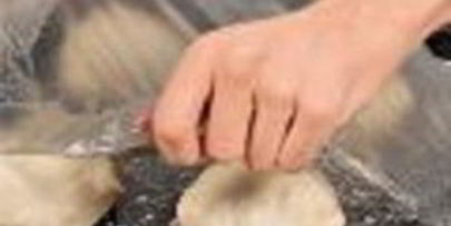 пицца с помидорами и моцареллой