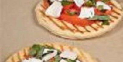 пицца с помидорами и моцареллой