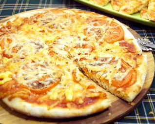 Пицца с помидорами