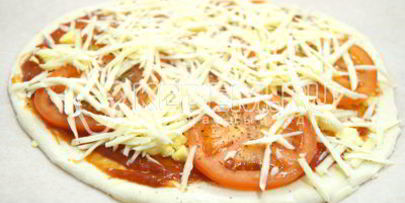 пицца с помидорами