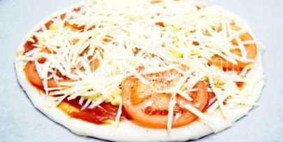 пицца с помидорами