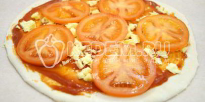 пицца с помидорами