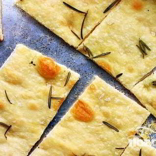 Пицца с розмарином