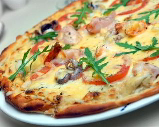 Пицца с рыбой, крабами и соусом из морской капустой