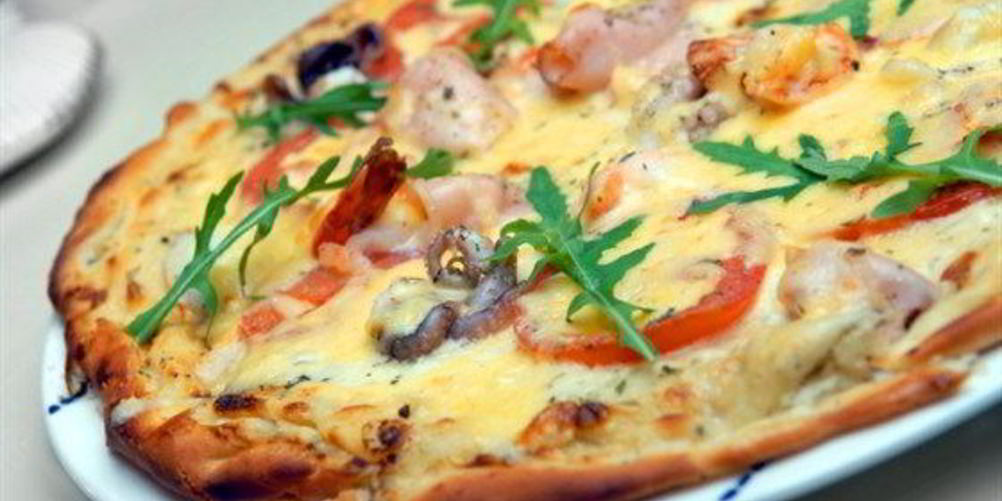 Рецепт пицца с рыбой, крабами и соусом из морской капустой