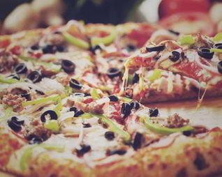 Пицца с салями и маслинами