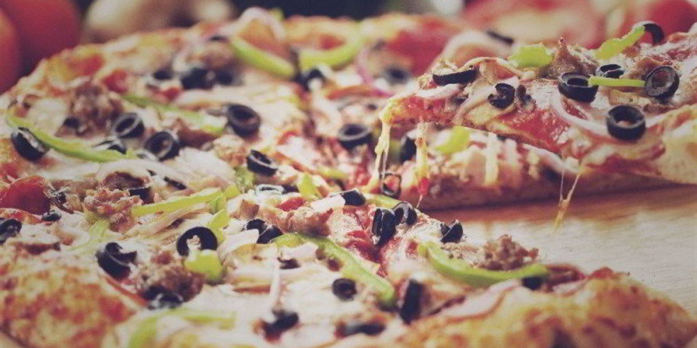 Рецепт пицца с салями и маслинами