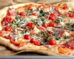 Пицца с салями, помидорами и сыром