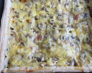 Пицца с шампиньонами колбасой и сыром