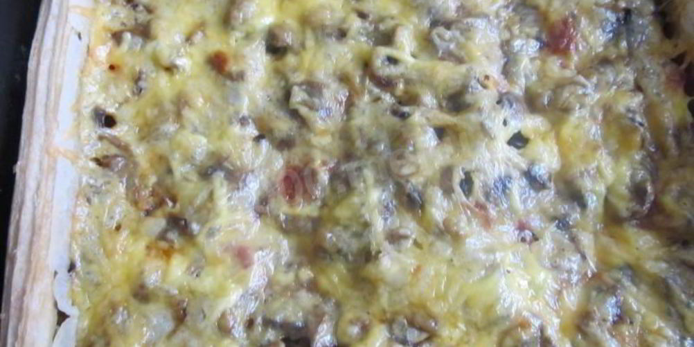 Рецепт пицца с шампиньонами колбасой и сыром