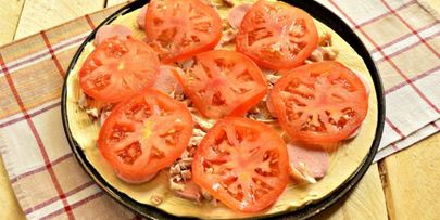 пицца с сосисками и курицей