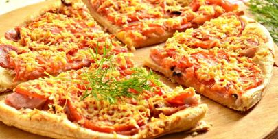 пицца с сосисками и курицей